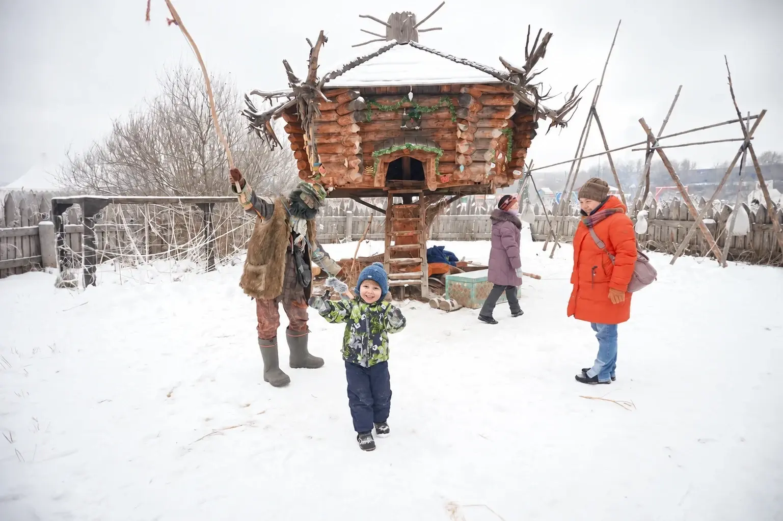 Зимняя игра с Лешим рядом с избушкой в Парке Сказов