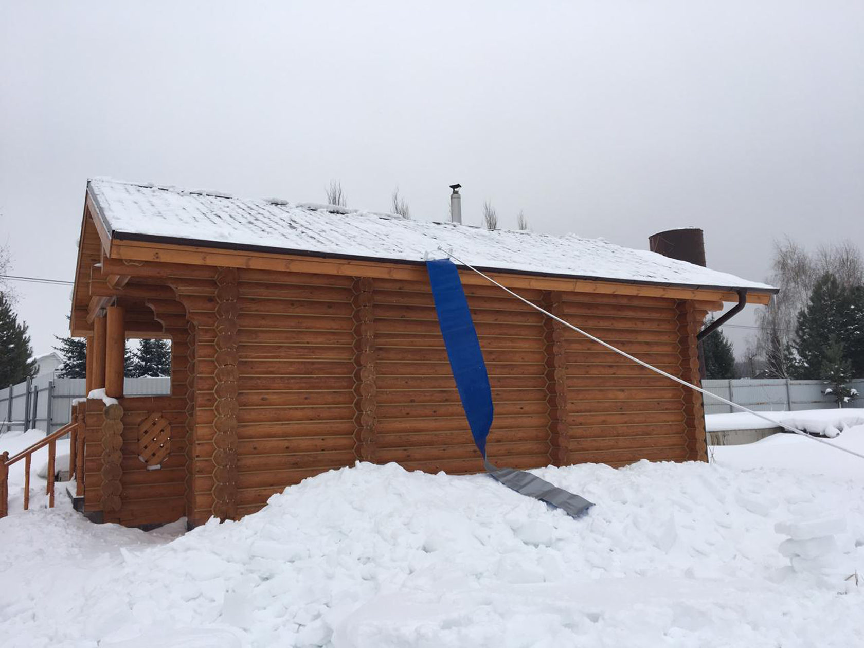 Уборка снега с крыши своими руками