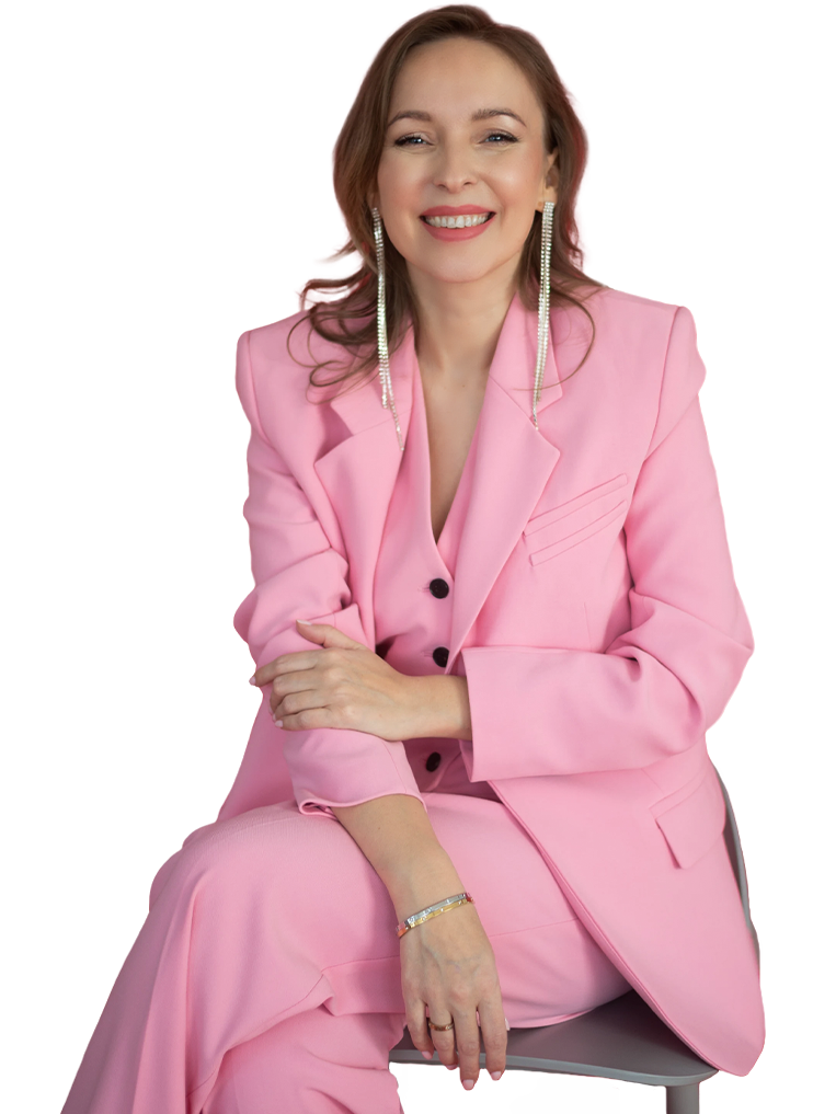 Нумеролог Ирина слободина в розовом костюме и улыбкой на лице