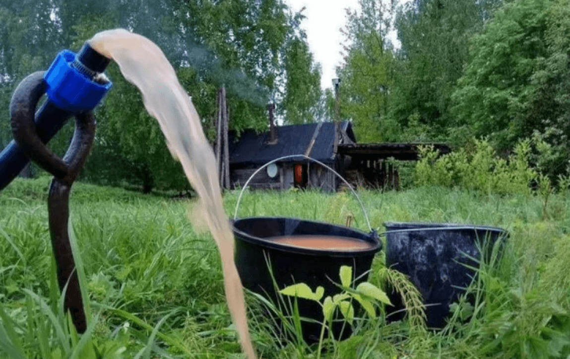 Мутная вода со скважины. Скважина на участке. Вода из скважины. Колодец для воды на участке. Бурение воды на участке.