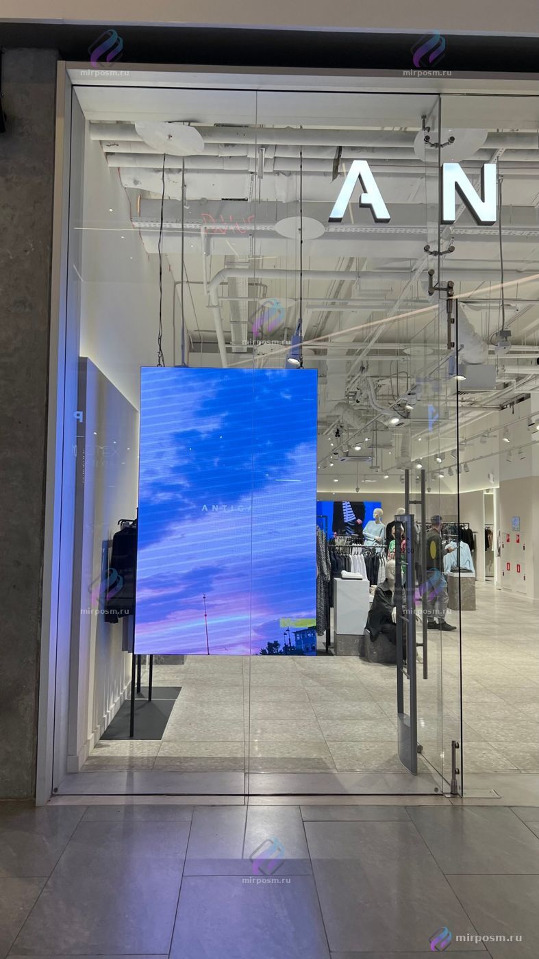 LED-экран в витрине магазина