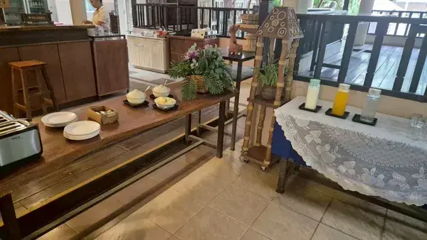 Столик с соками у стойки завтрака