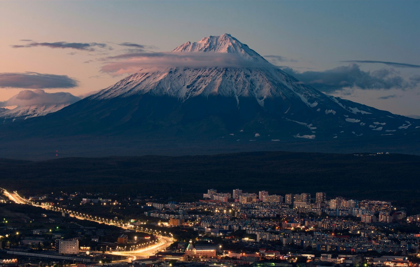 Камчатка основное. Петропавловск-Камчатский Корякский вулкан. Сопки Петропавловска-Камчатского. Петропавловск-Камчатский Авачинский вулкан. Корякская сопка Камчатка.