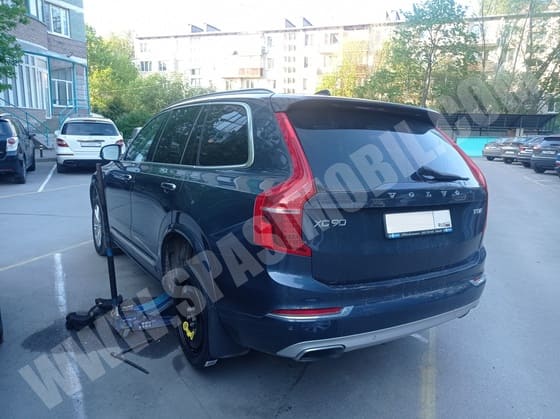 Замена колеса на Volvo на Белградской улице в Фрунзенском районе Санкт-Петербурга