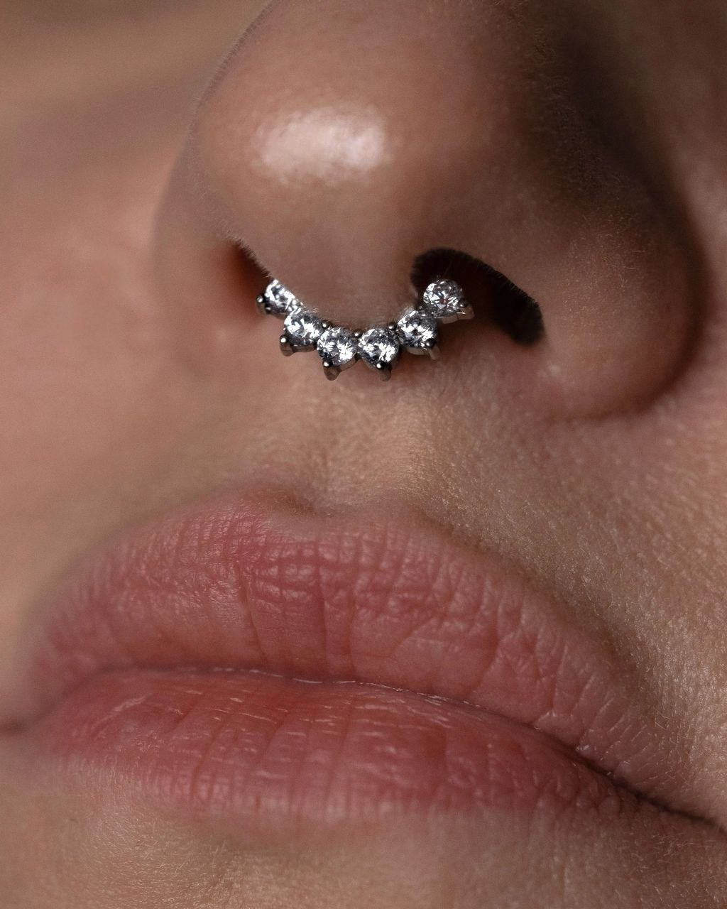 Пирсинг септум с украшением