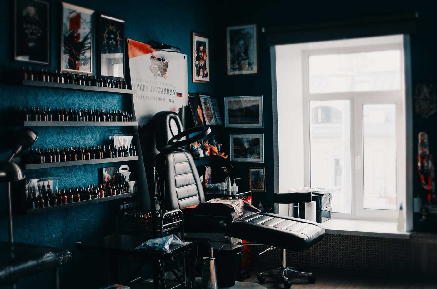 Tattoo store. Тату студия. Тату слон. Интерьер тату студии. Тату салон.