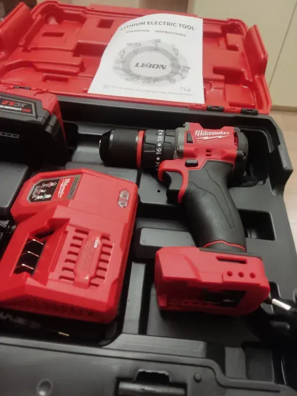 Фотография шуруповерта Milwaukee M18FDD2 в открытом кейсе от покупателя с отзыва на шуруповерт