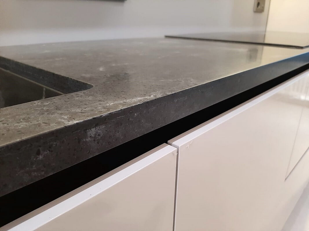 Столешница из искусственного камня с прямым бортиком