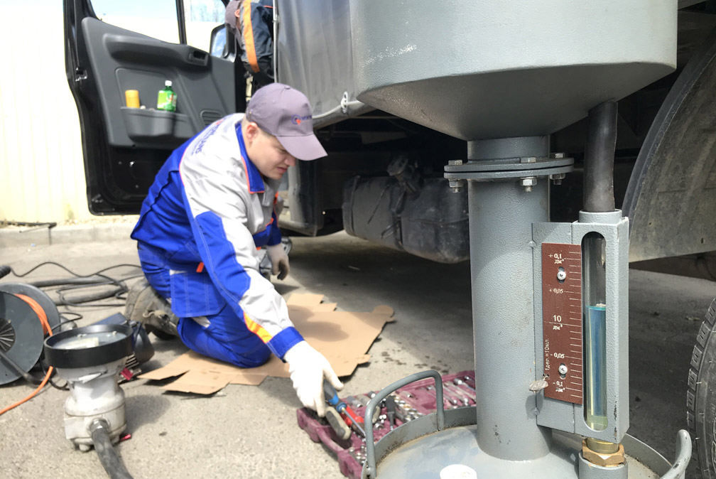 Measuring container for tank calibration