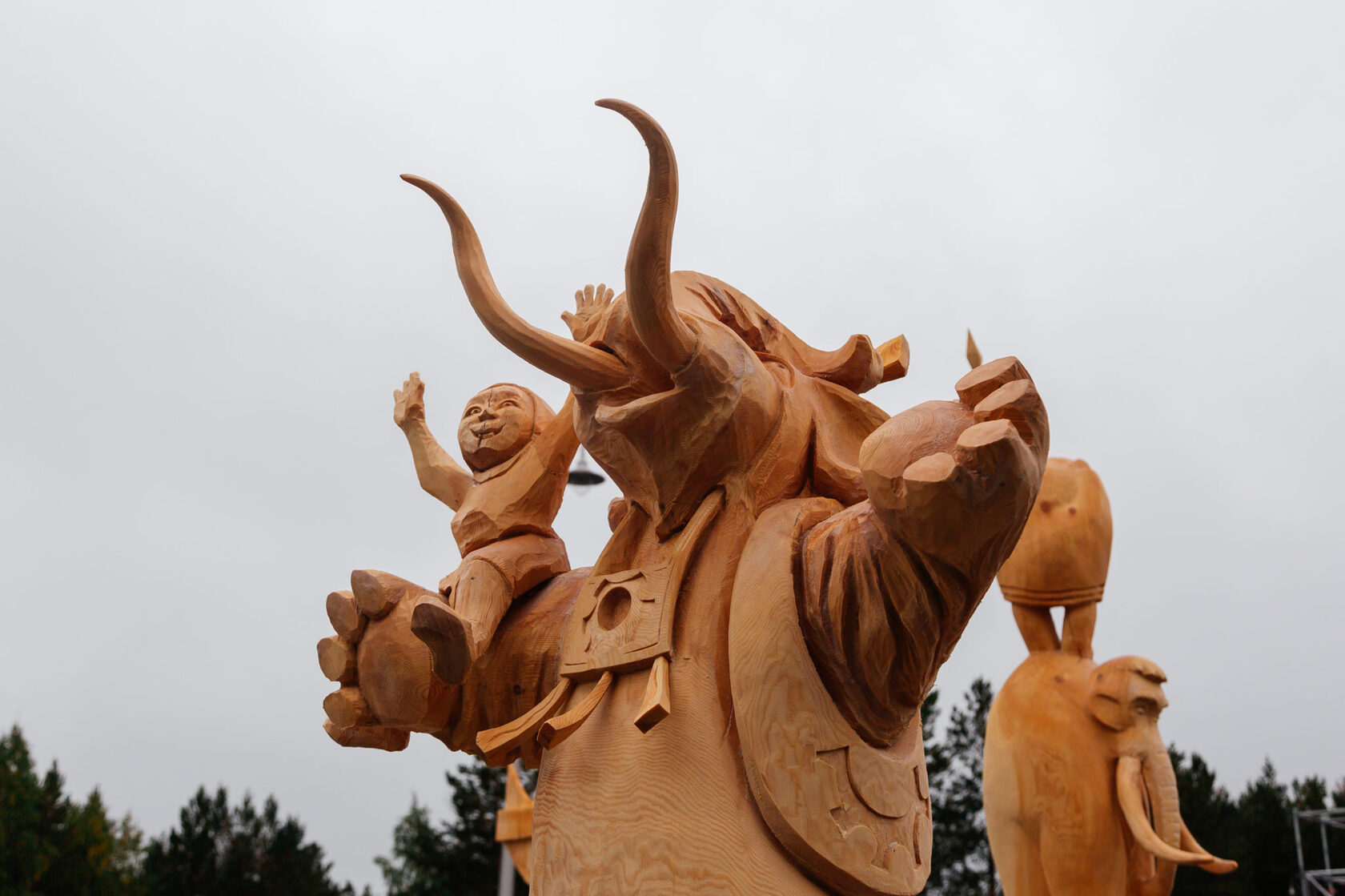 Деревянная фигура на фестивале 