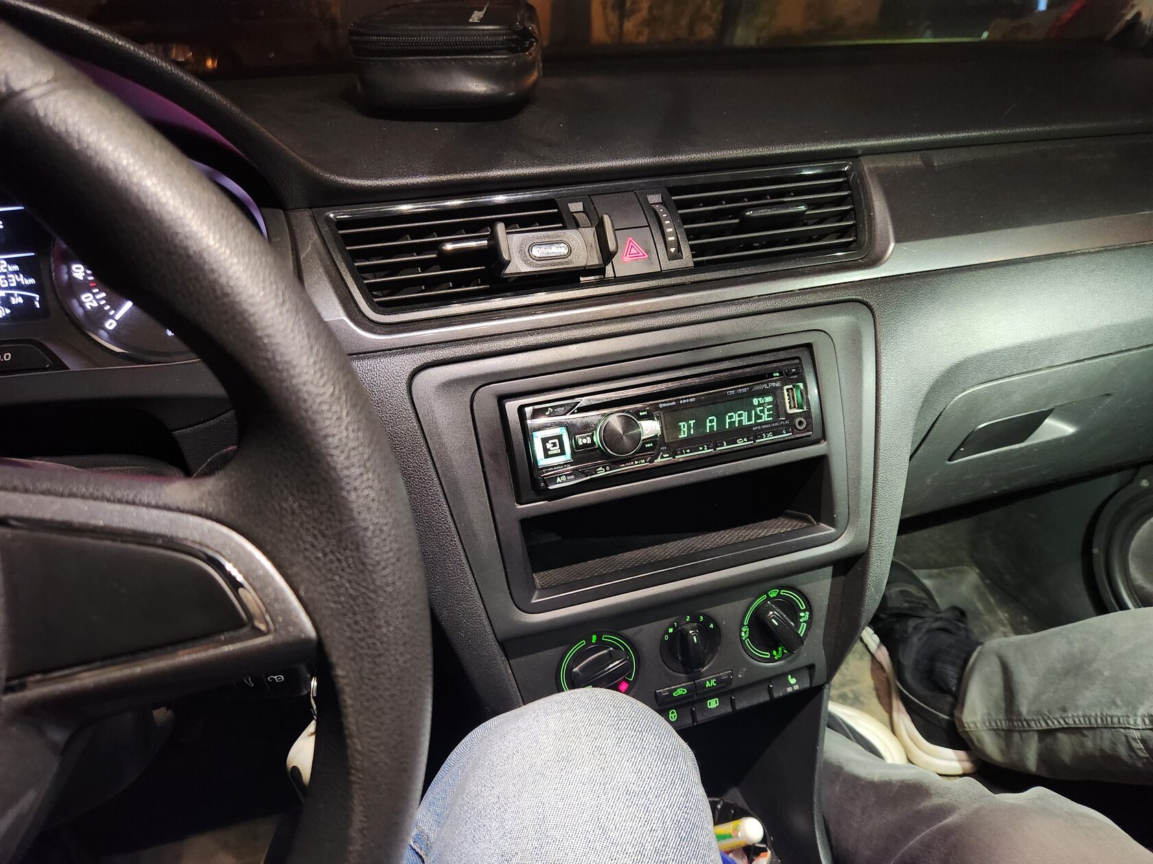 устанвока магнитолы skoda rapid