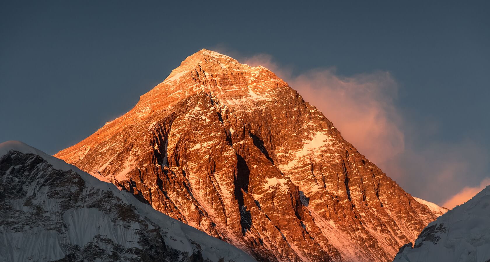 Самые высокие горы на земле уральские гималаи. Гора Эверест(Джомолунгма). Гора Эверест фото. Вершина Джомолунгма Эверест поладка. Гора Эверест высота.