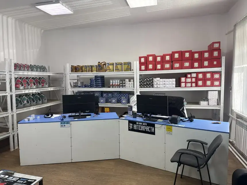 Магазин запчастей БАМ-АВТО в Иркутске: стойка продавцов и стеллажи с маслами и запчастями
