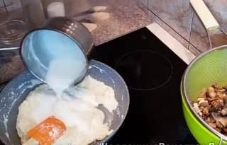 Приготовление жюльена с курицей, грибами, сыром и ветчиной: шаг 10