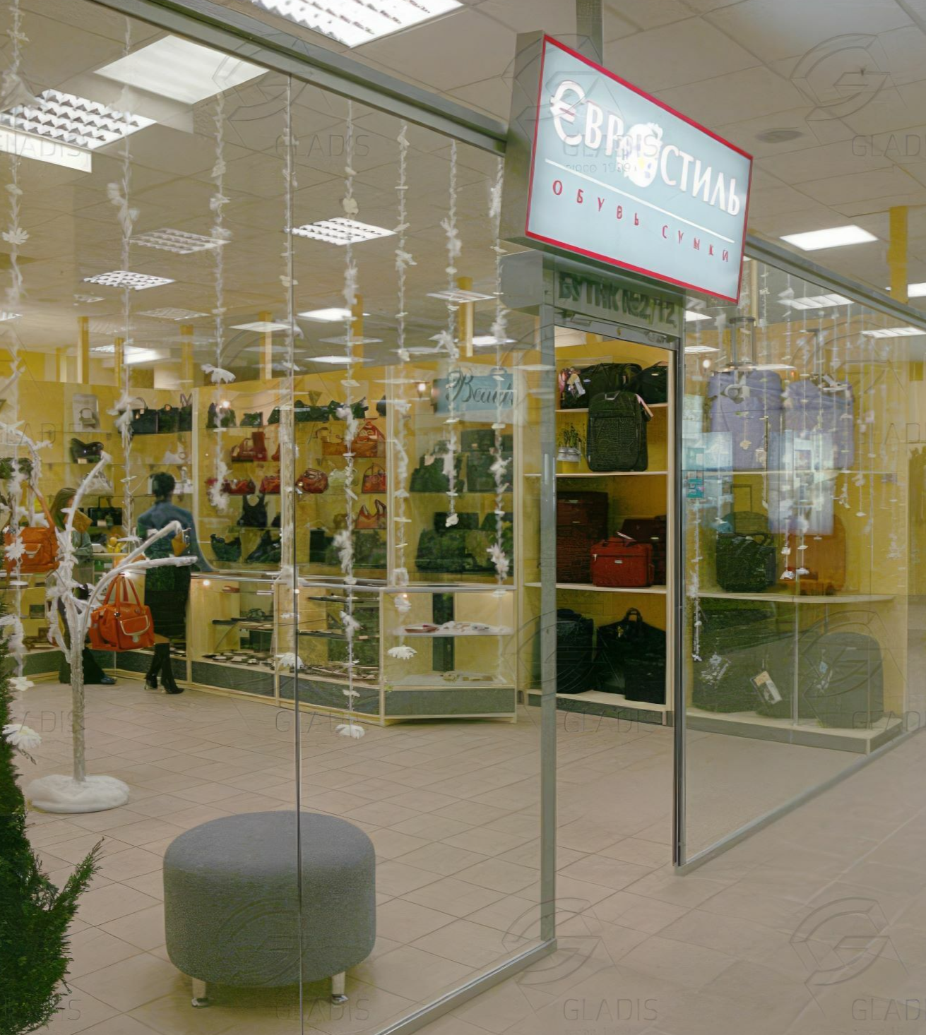 Стеклянная перегородка с роллетой фото