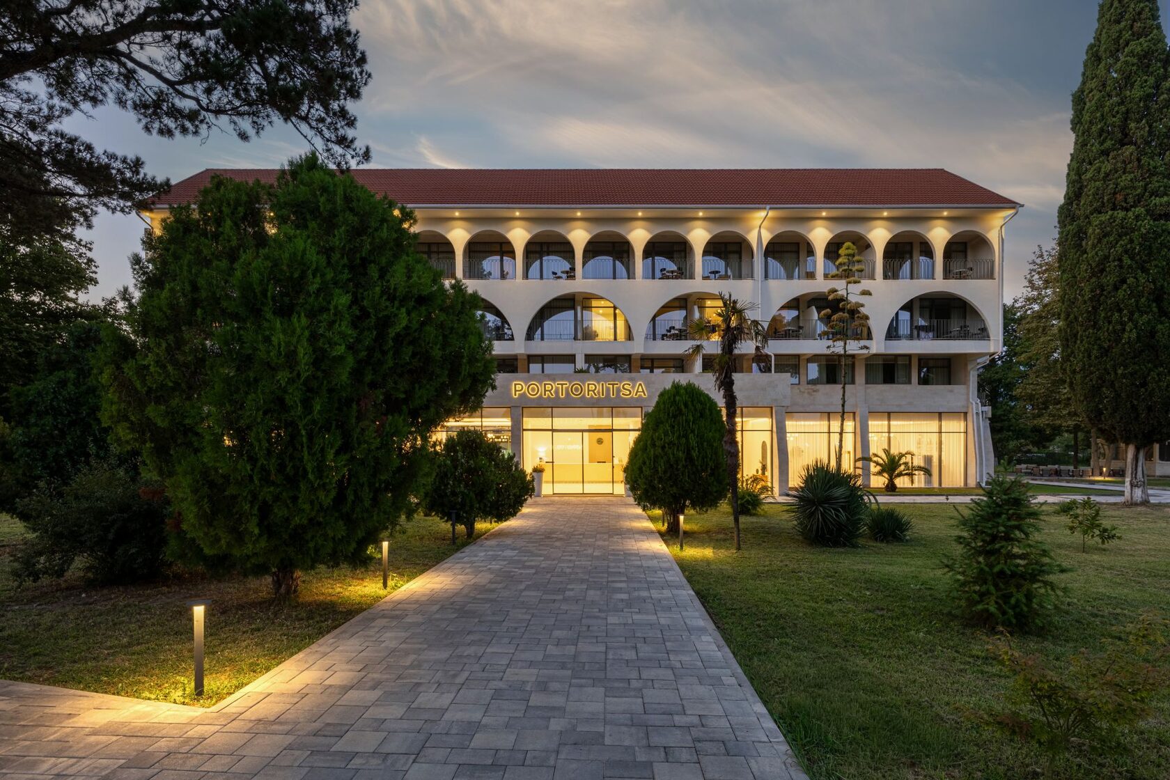 Здание Portoritsa в вечернем свете