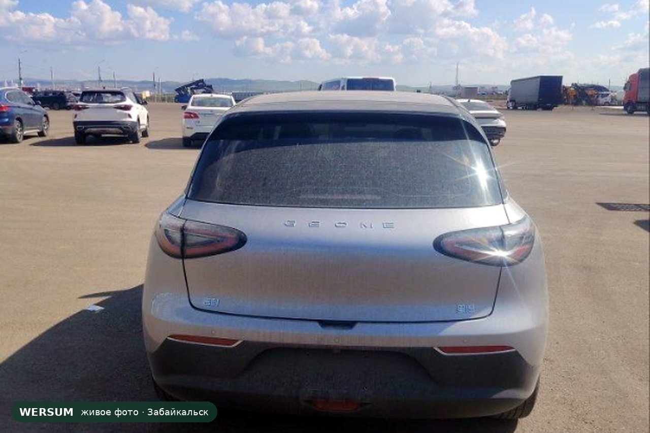 Geely Xingyuan, сзади: надпись GEOME