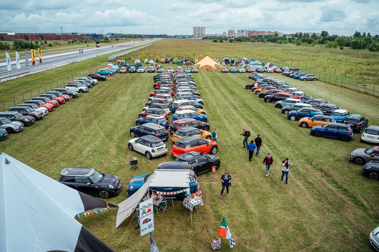Ряды MINI и палаточный лагерь первого Not Normal Camp у трассы RDRC