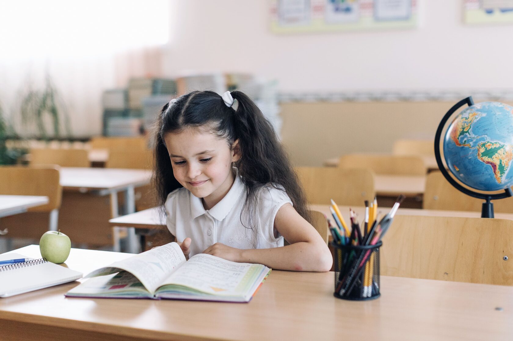 Младшие дошкольники в игре. Подготовка к школе фотосток. Дети дошкольного возраста. Образование с пяти лет. Частная школа школьники.