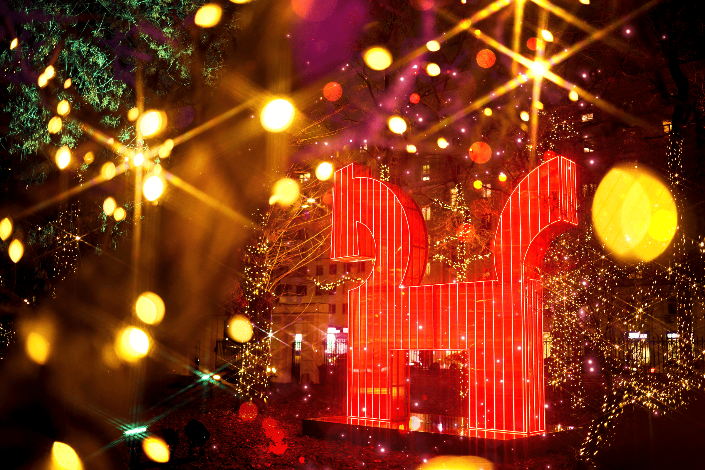 Новогодние фигуры лошадей на территории больницы им. Н.И. Пирогова в Москве, 2025 год