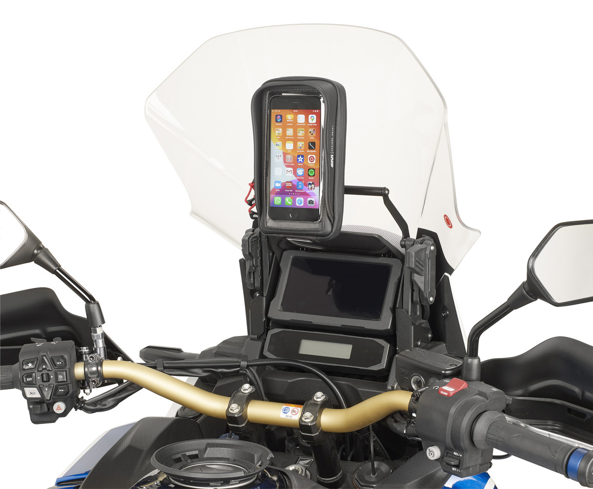 Чехол GIVI S958B установлен над приборной панелью мотоцикла