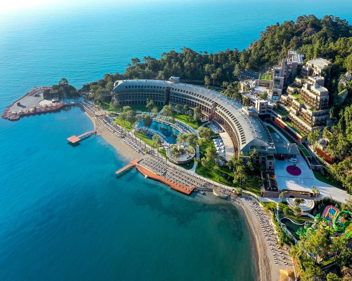 NG PHASELIS BAY 5* – новый эталон роскошного семейного отдыха на турецкой Ривьере!  Открывшийся в 2021 году, отель NG PHASELIS BAY 5* в Кемере сразу же заслужил репутацию одного из лучших курортов Турции для семейного luxury-отдыха. Здесь действительно есть все для создания атмосферы безграничного комфорта, роскоши и незабываемых впечатлений!  Поистине уникальное расположение – у подножия живописных гор, с двумя собственными песчано-галечными бухтами и выходом на первую береговую линию Средиземного моря. Ухоженная территория более 70 000 кв.м. утопает в садах и зеленых насаждениях, создавая ощущение настоящего райского уголк