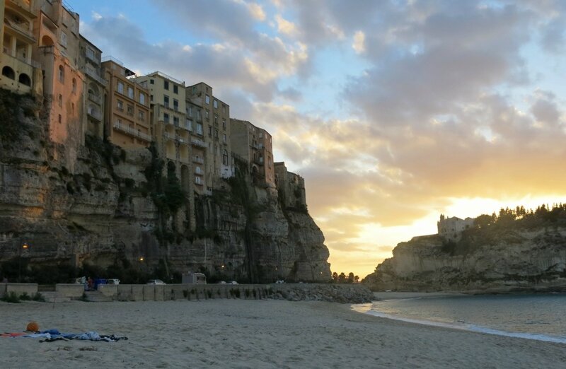 Италия. Закат на пляже Тропеи