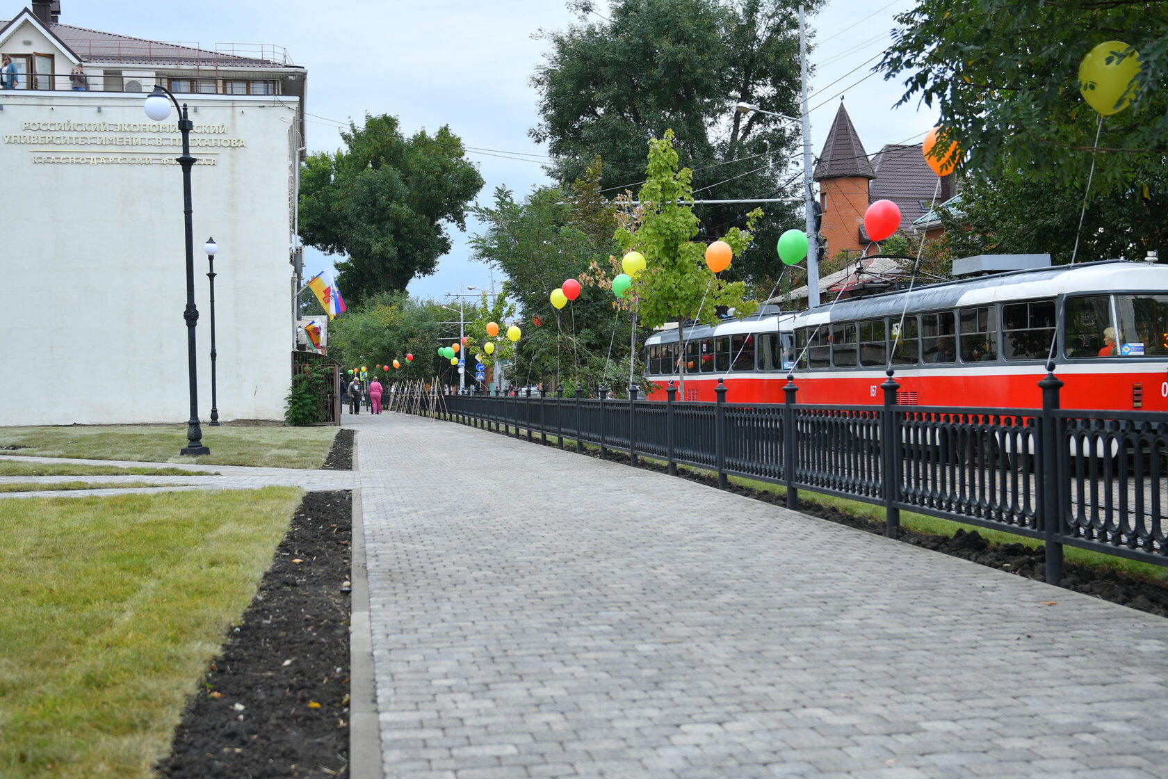 Открыт краснодар. Сквер садовый Краснодар. Сквер в центре города старый Краснодар. Сквер на улице Совхозной Краснодар фото. Краснодар сквер на ул длинной показать.