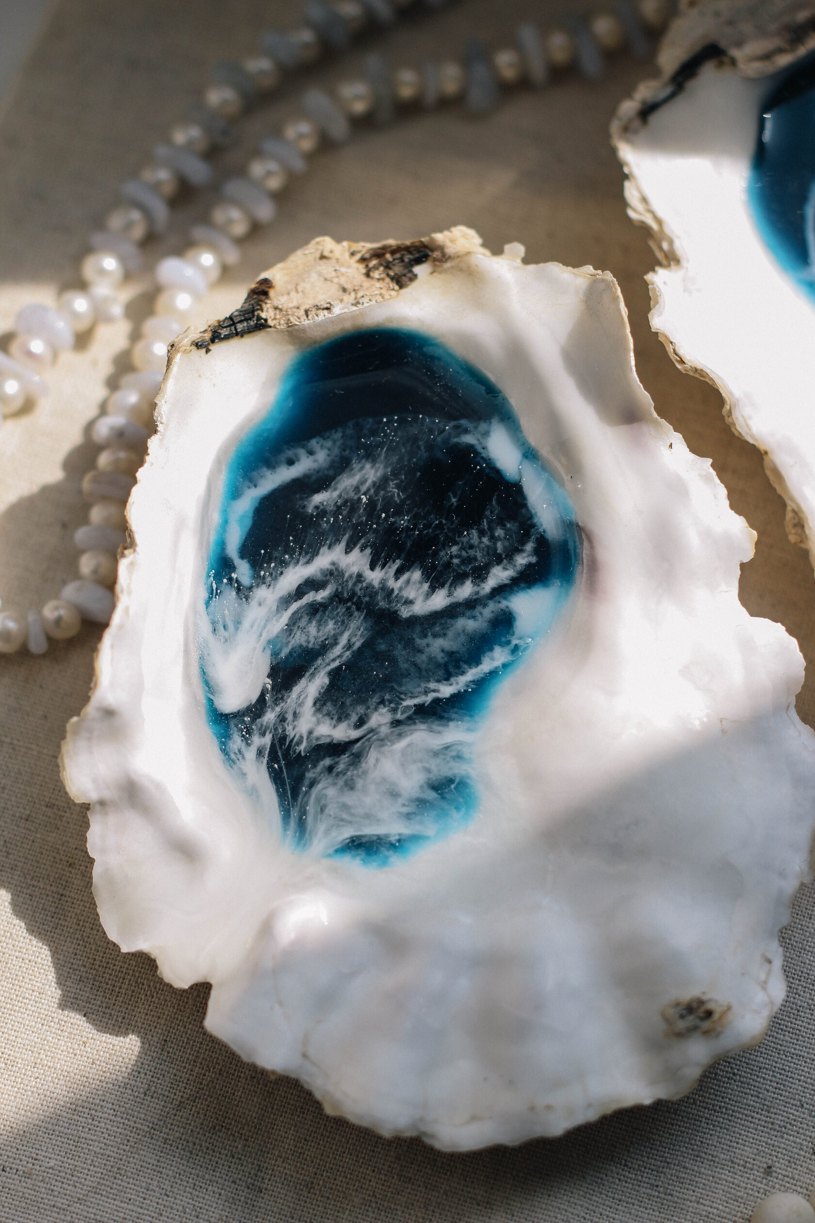 Подставка в виде натуральной ракушки с эпоксидной смолой