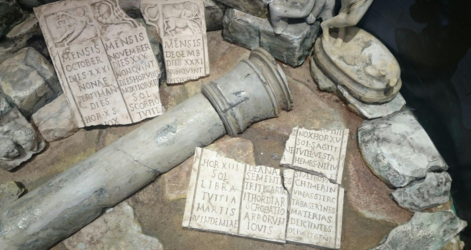 Античная керамика в зале Древнего мира Музея пива