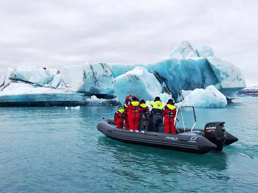 Прогулка на лодке Zodiac среди айсбергов