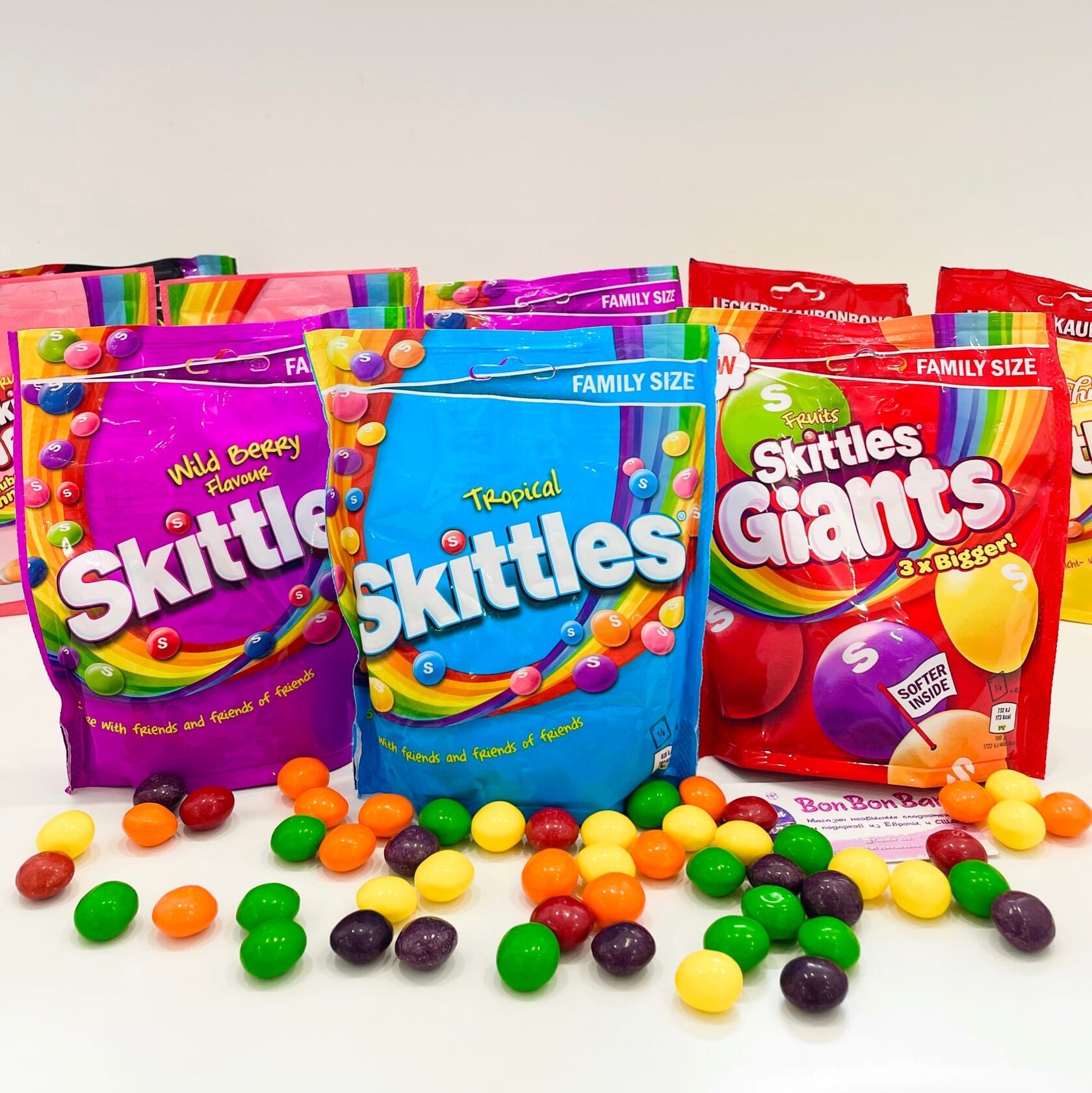 Жевательные конфеты skittles. СКИТЛС Тропикал. Skittles Tropical вкусы. СКИТЛС Лесные ягоды. СКИТЛС С кислой посыпкой.