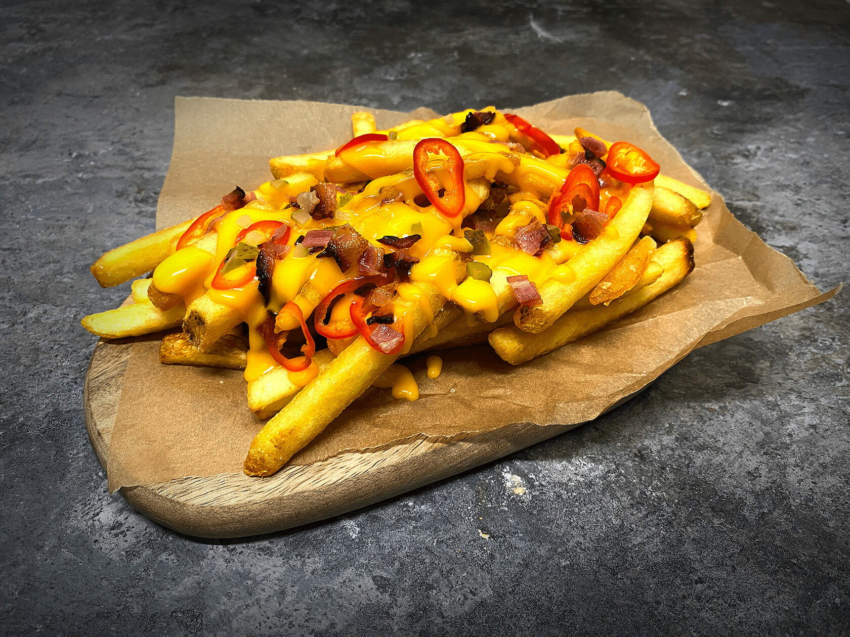 Картофель «Loaded fries» с топпингом «Cheddar classic», беконом и халапеньо