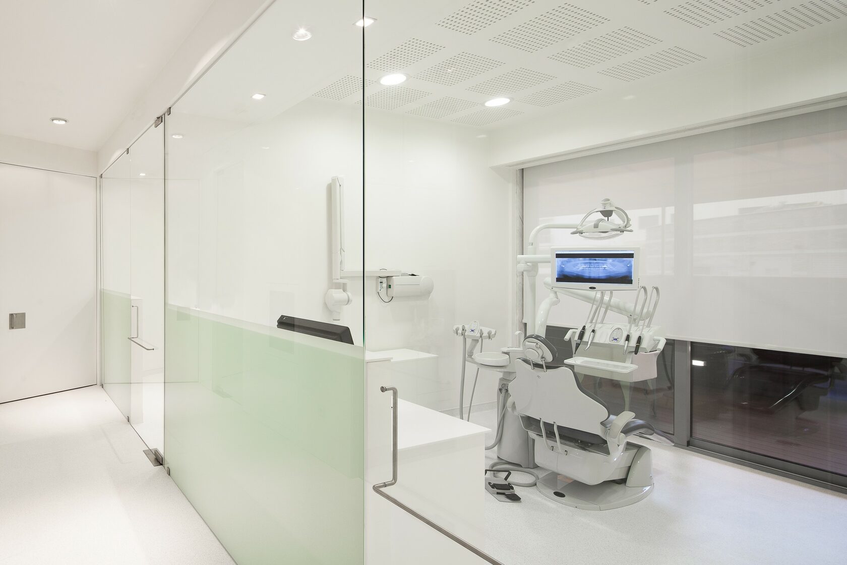 Clinic. Клиника Dental Clinic. Перегородка в стоматологическом кабинете. Стеклянные перегородки в медицинском центре. Стеклянные перегородки для стоматологического кабинета.