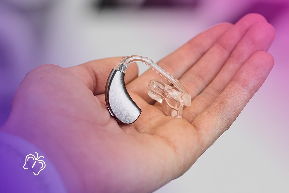слуховой аппарат в руке