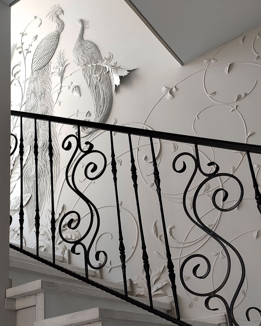 Барельеф на стене с павлинами. Барельеф с птицами в интерьере. Красивое оформление стены. Декоративная подсветка. Светильники для лестницы.