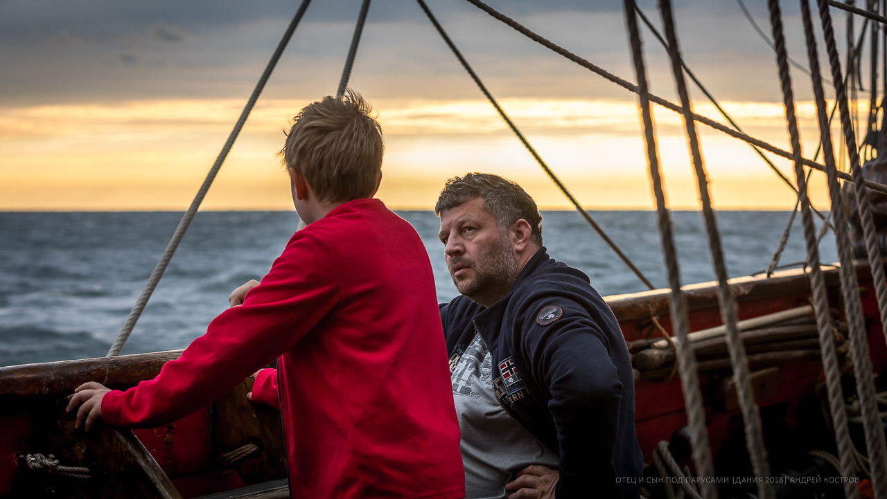 Мальчишки играются с ножками. Сын под. Галстук-бабочка для мальчика. Сын заглядывает маме под юбку. Сын под.