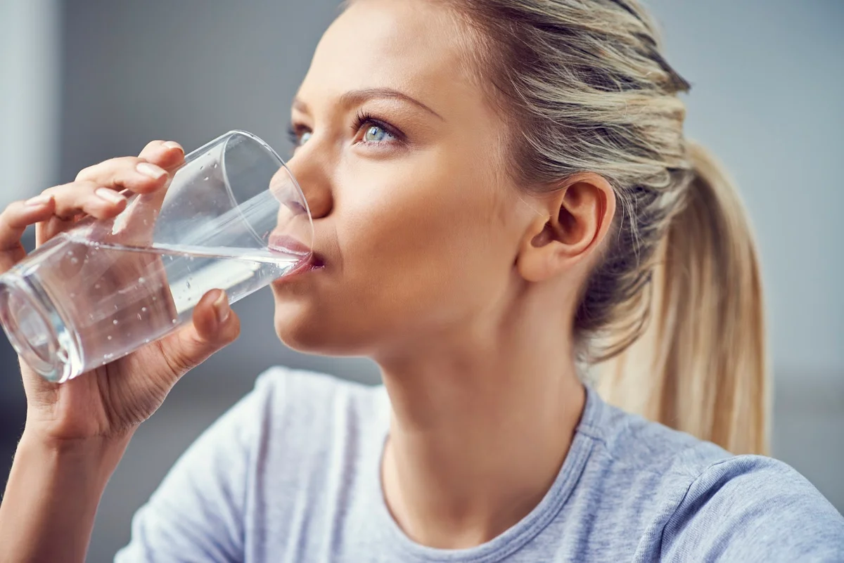 Пить. Девушка пьет воду. Человек пьет воду. Девушка пьет воду из стакана. Пейте воду.