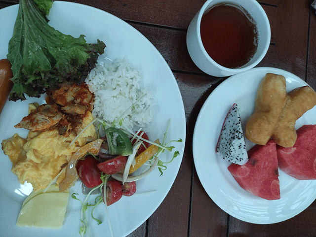 Завтрак в отеле Ravindra Beach Resort & Spa 5*