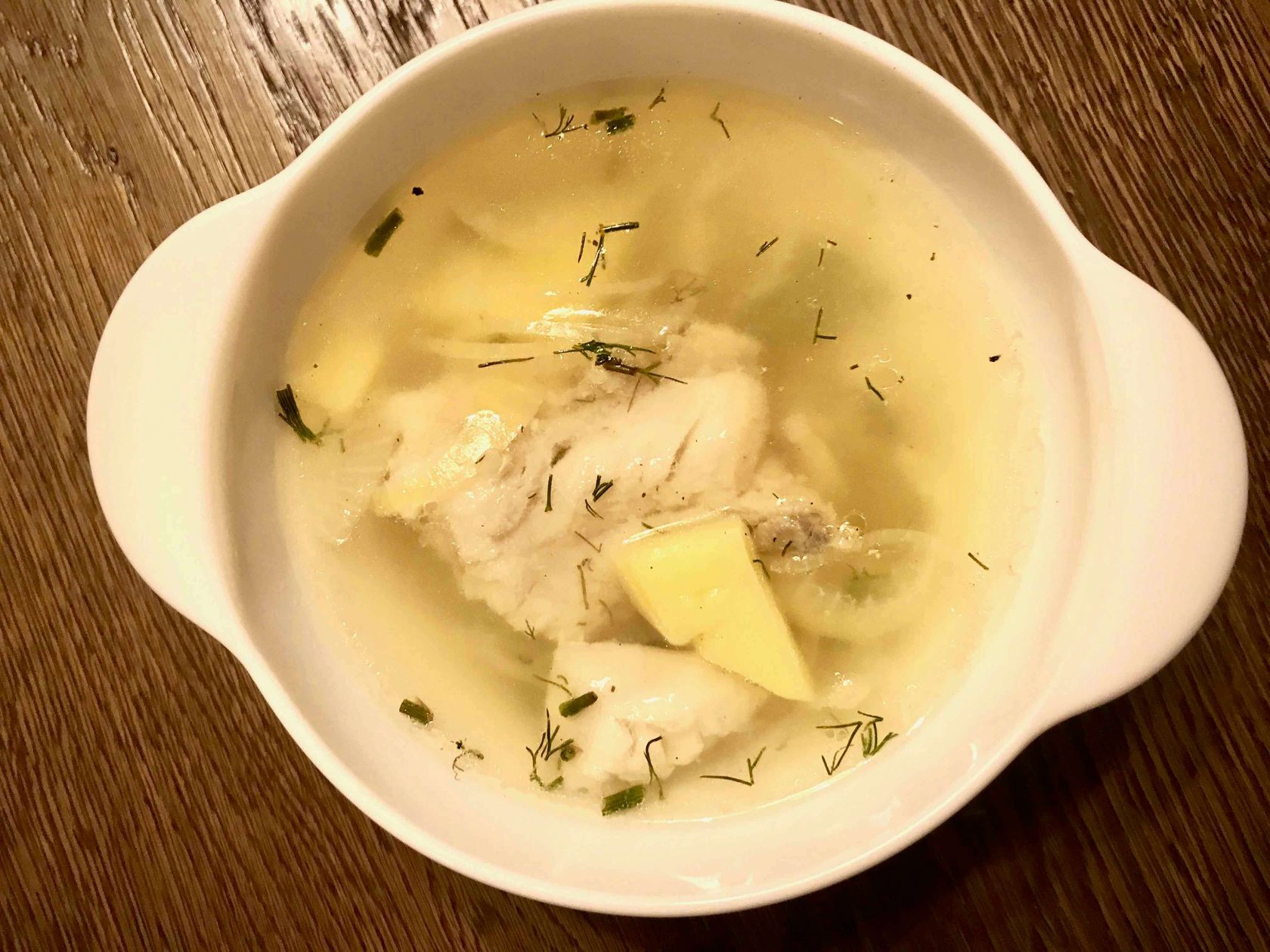 Receta de Ujá. Sopa de pescado típica rusa con pocos ingredientes.