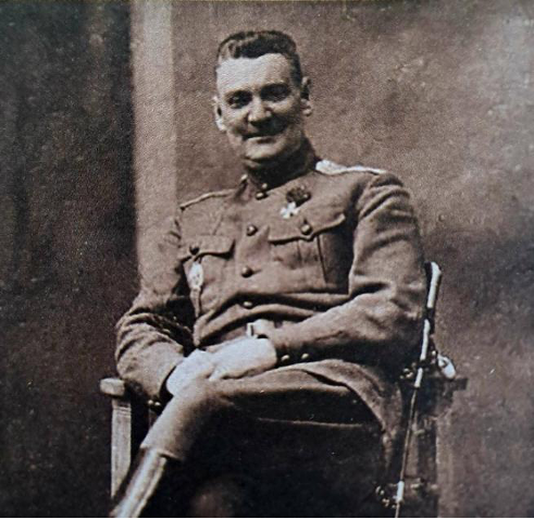 Konstantin N. Khagondokov ensuite Constantin Hagondokoff en tenue militaire de gouverneur probablement 19171918