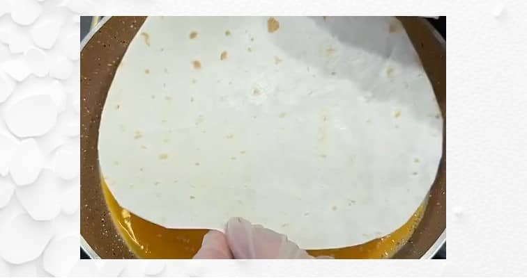Приготовление омлета с лавашом и сыром на сковороде: шаг 2