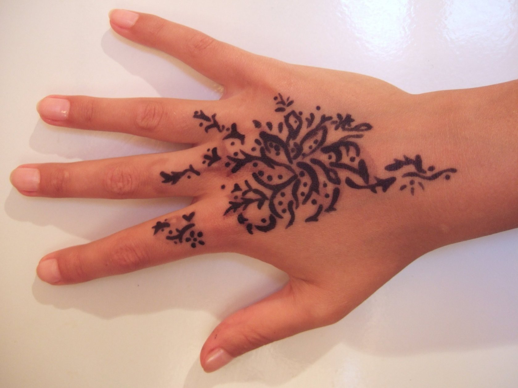 рисование хной на руках. тату из хны. тату хной. мехенди на руке легкие. мехенди басмой.