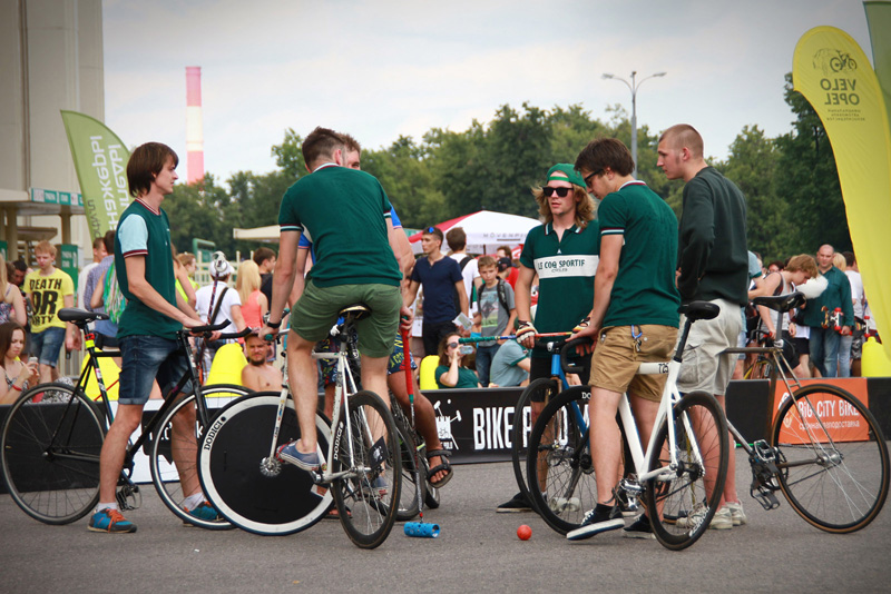 С клюшкой на коне