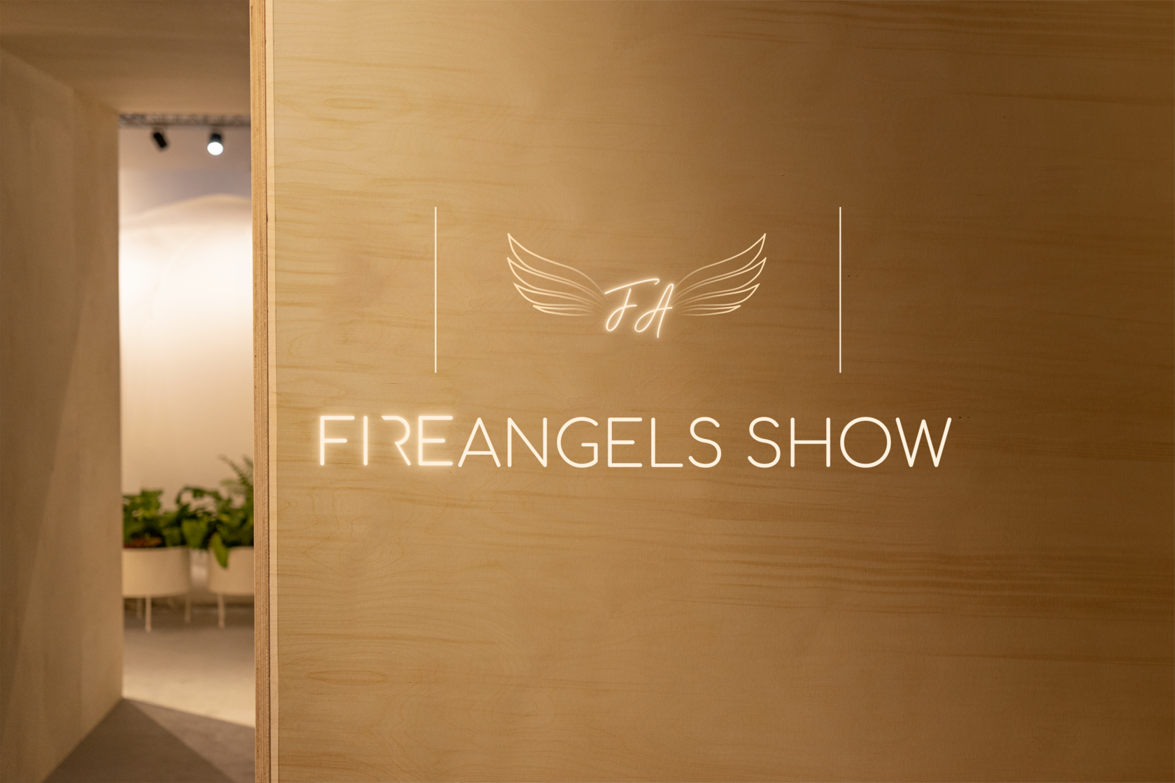 Fireangels Show — пример применения логотипа