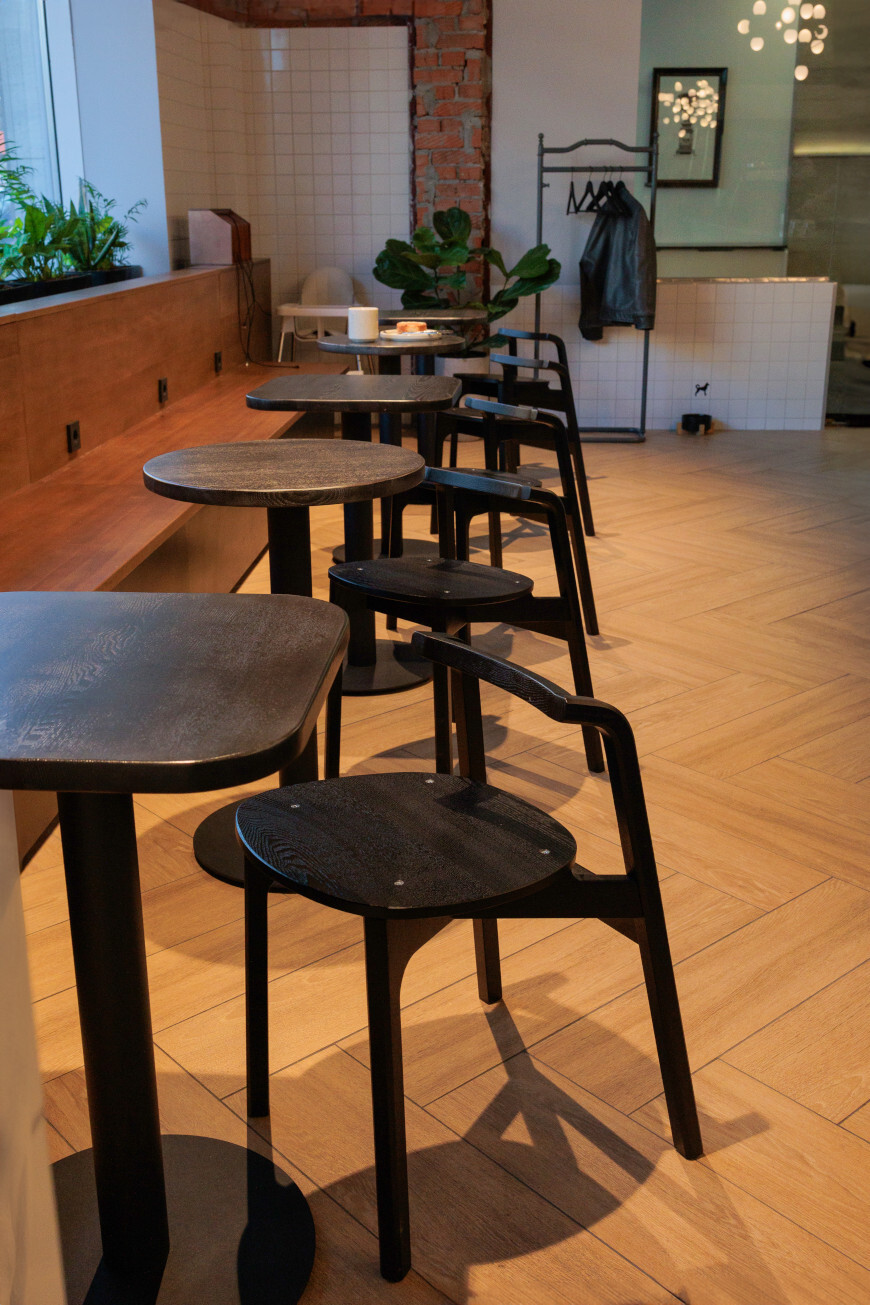 Столы и стулья ПОДХОЖУ в кофейне Skuratov Coffee