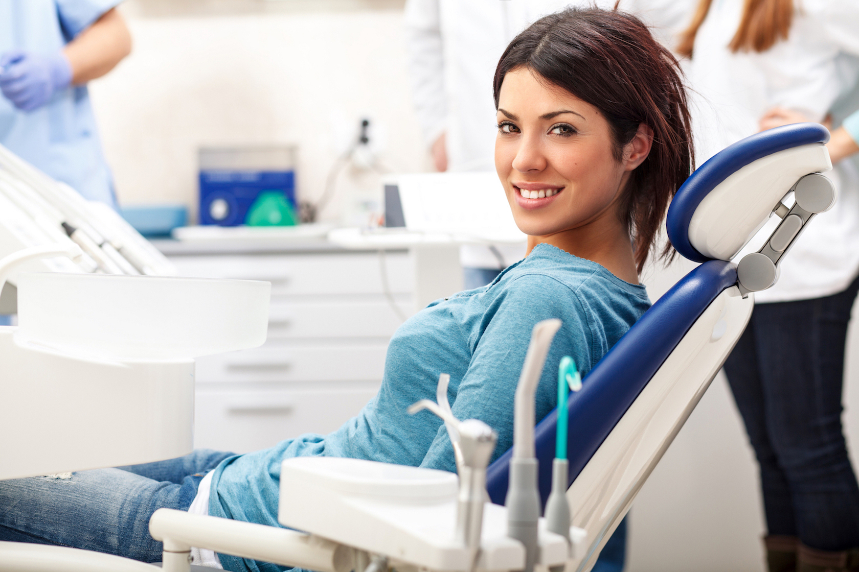 Девушка в стоматологическом кресле