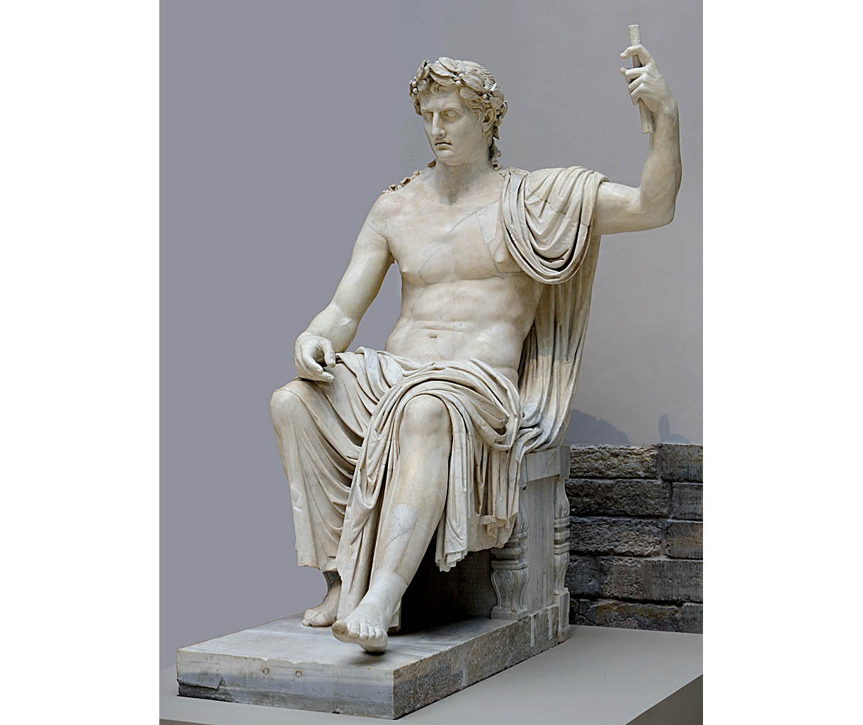Август древний рим. Император август Октавиан статуя. Император август скульптура Рим. Октавиан август древний Рим скульптура. Статуя Октавиана августа.