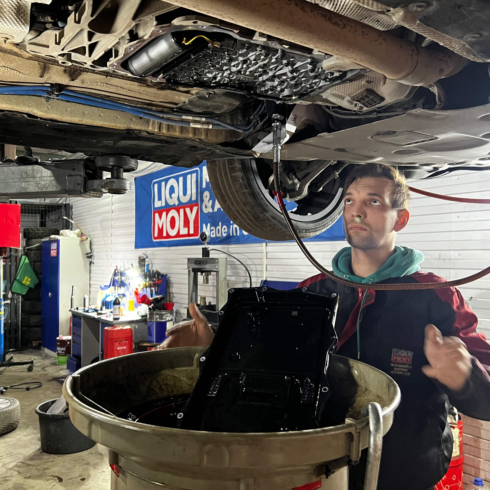 Откручиваем болты поддона и снимаем его