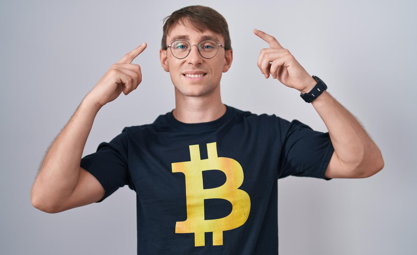A blond man wearing a Bitcoin T-shirt is sharing psychology trading quotes